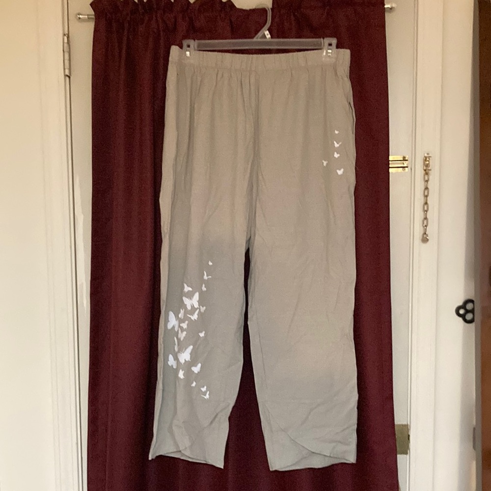 Lightweight capris never worn